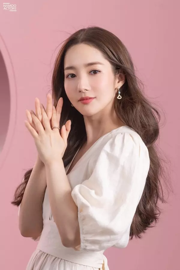 Park Min Young: Ngôi sao Hàn được săn đón hàng đầu giàu cỡ nào?