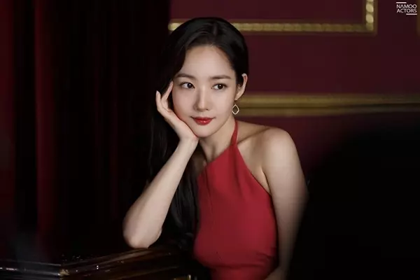 Park Min Young: Ngôi sao Hàn được săn đón hàng đầu giàu cỡ nào?