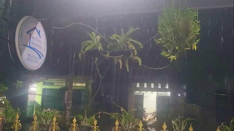 Đồng Tháp: Người dân bất ngờ khi xuất hiện mưa lớn ở huyện biên giới Tân Hồng