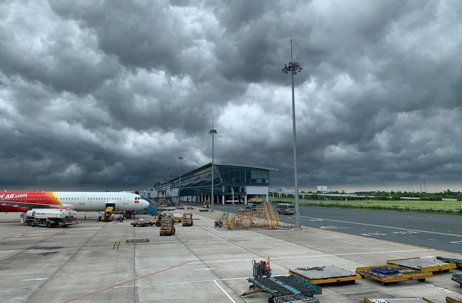 Nhiều cảng hàng không ở Việt Nam có nguy cơ bị ảnh hưởng bởi áp thấp nhiệt đới