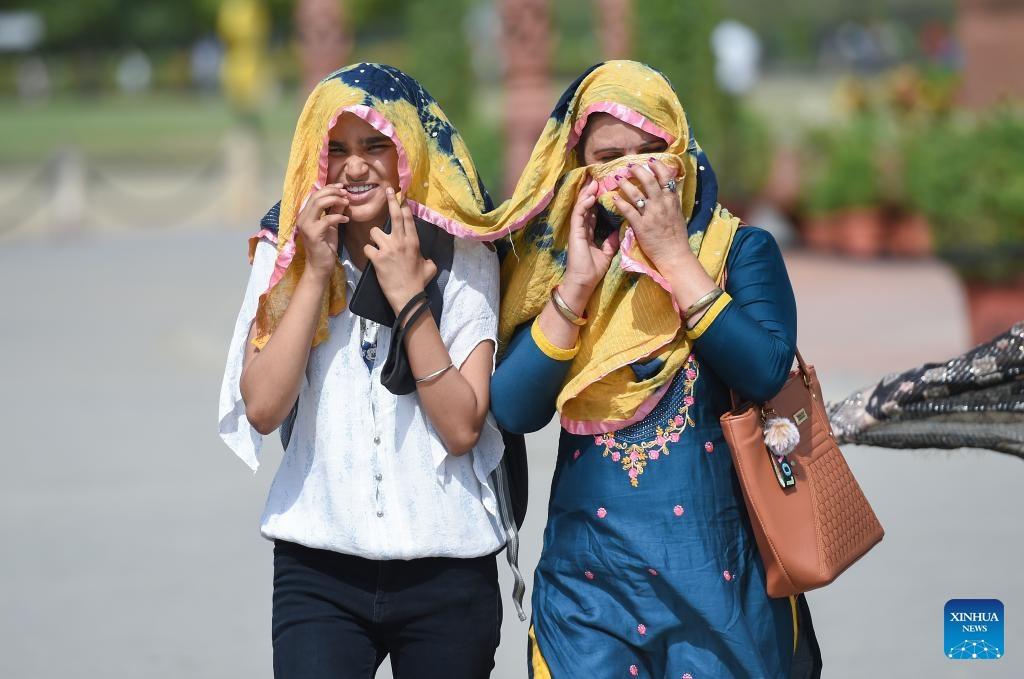 Thời tiết diễn biến bất thường, nắng nóng kỷ lục gần 53 độ ở Ấn Độ, đã có ít nhất 33 người tử vong