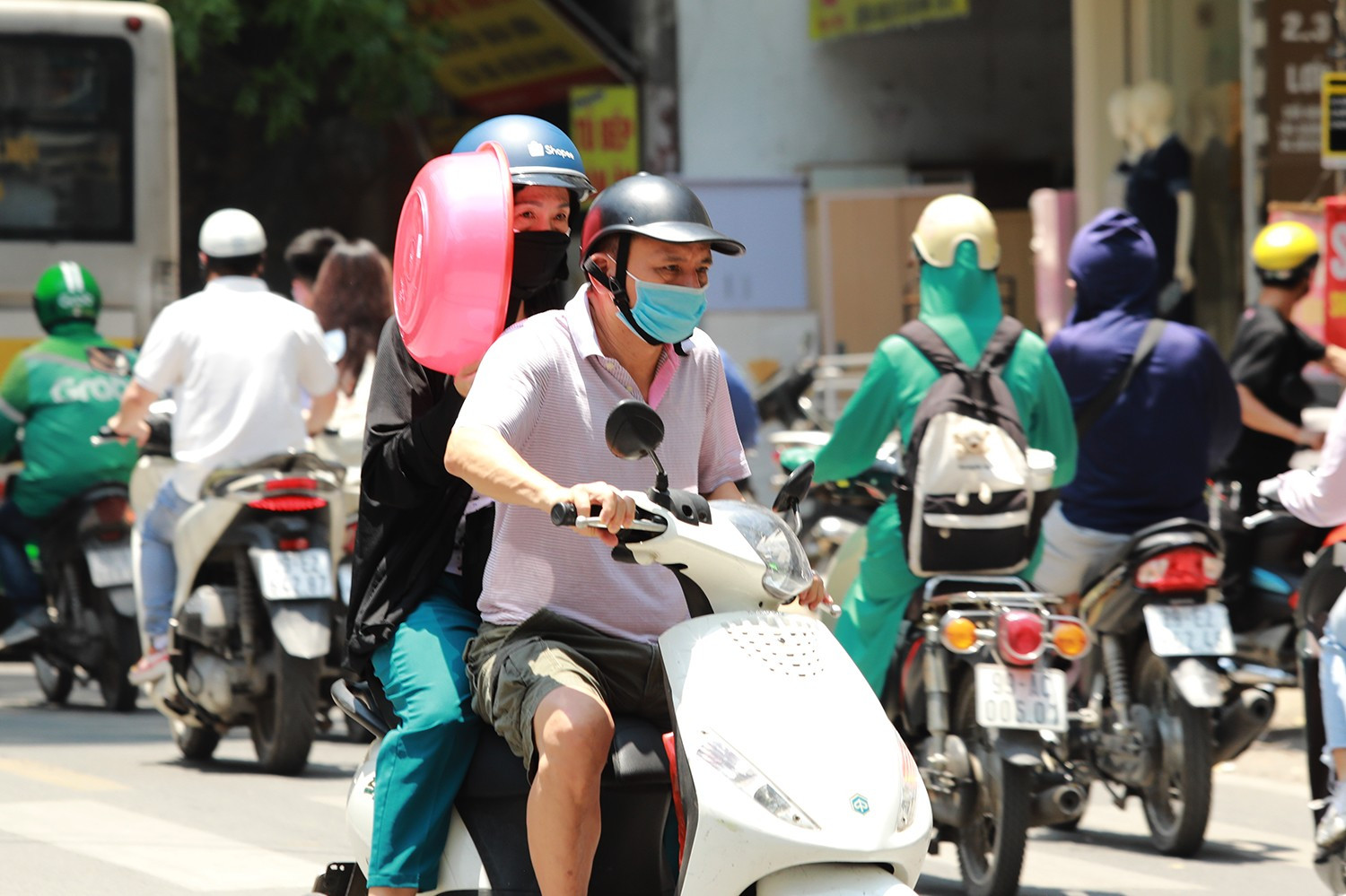 nang-nong-ham-hap-o-mien-bac-va-mien-trung-bao-gio-moi-ket-thuc-ha-noi-nang-nong-nhu-chao-lua-nguoi-dan-nguy-trang-1688712250-120-width1500height999-1718636873.jpg